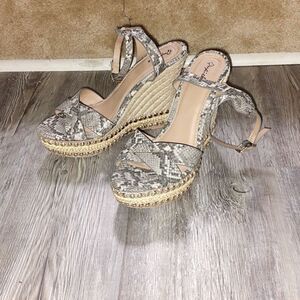 Qupid faux snakeskin 5" wedges Sz 9